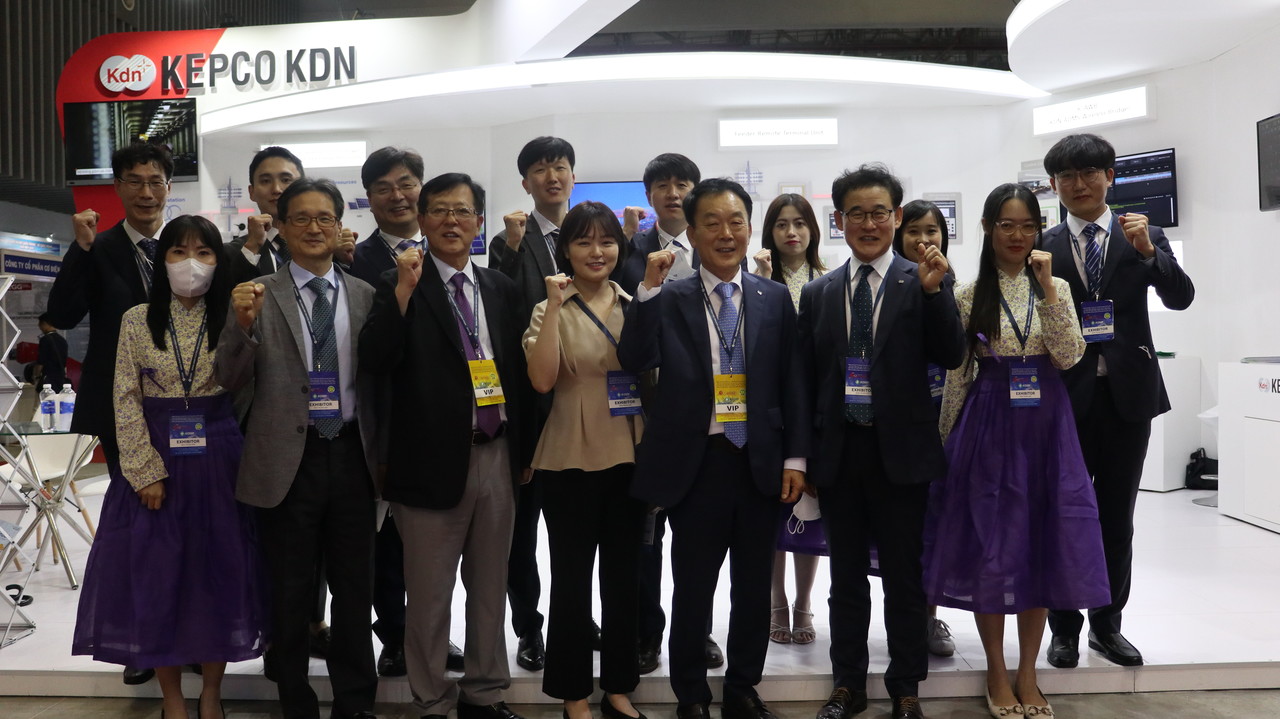  한전KDN이 'KOSEF 2022' 단체사진을 촬영한 모습. 오른쪽 3번째에 김장현 사장이 위치해 있다. (사진=한전KDN 제공).