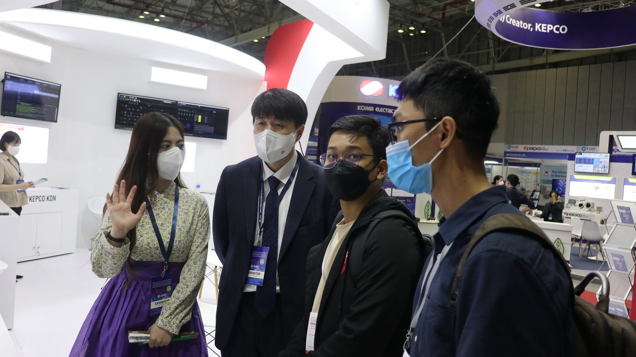 한전KDN 관계자가 'KOSEF 2022' 전시부스를 안내하는 모습. (사진=한전KDN 제공).