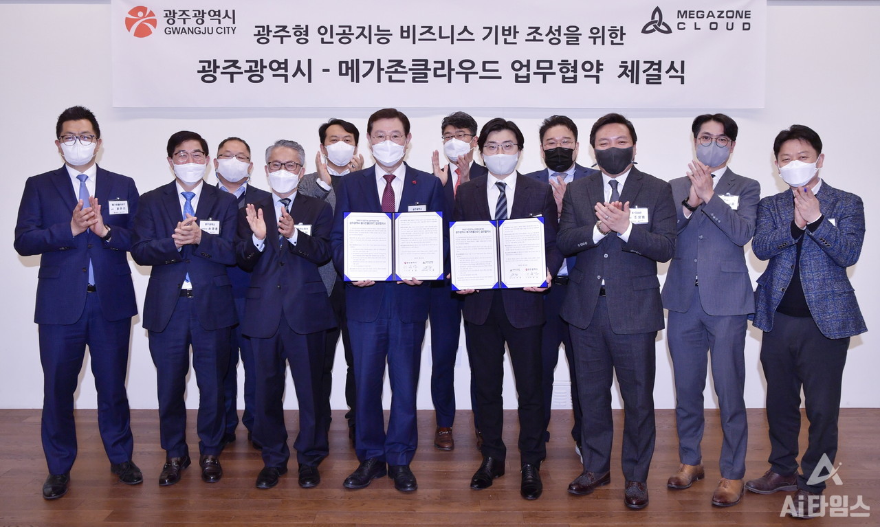 이용섭 광주광역시장이 26일 오후 서울시 강남구 메가존 빌딩에서 이주완 메가존클라우드 대표이사와 광주형 인공지능 비즈니스 기반 조성을 위한 업무협약을 체결했다. (사진=광주시 제공).