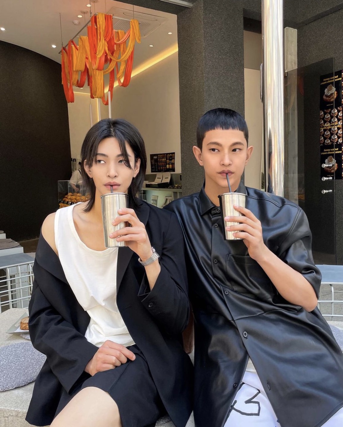  남성 버추얼 휴먼인 (왼쪽부터) '호'와 '곤'은 쌍둥이 형제답게 서로 닮은듯한 외모를 하고 있지만 정반대의 성격을 가지고 있다.(사진= 호곤해일 SNS 캡쳐).