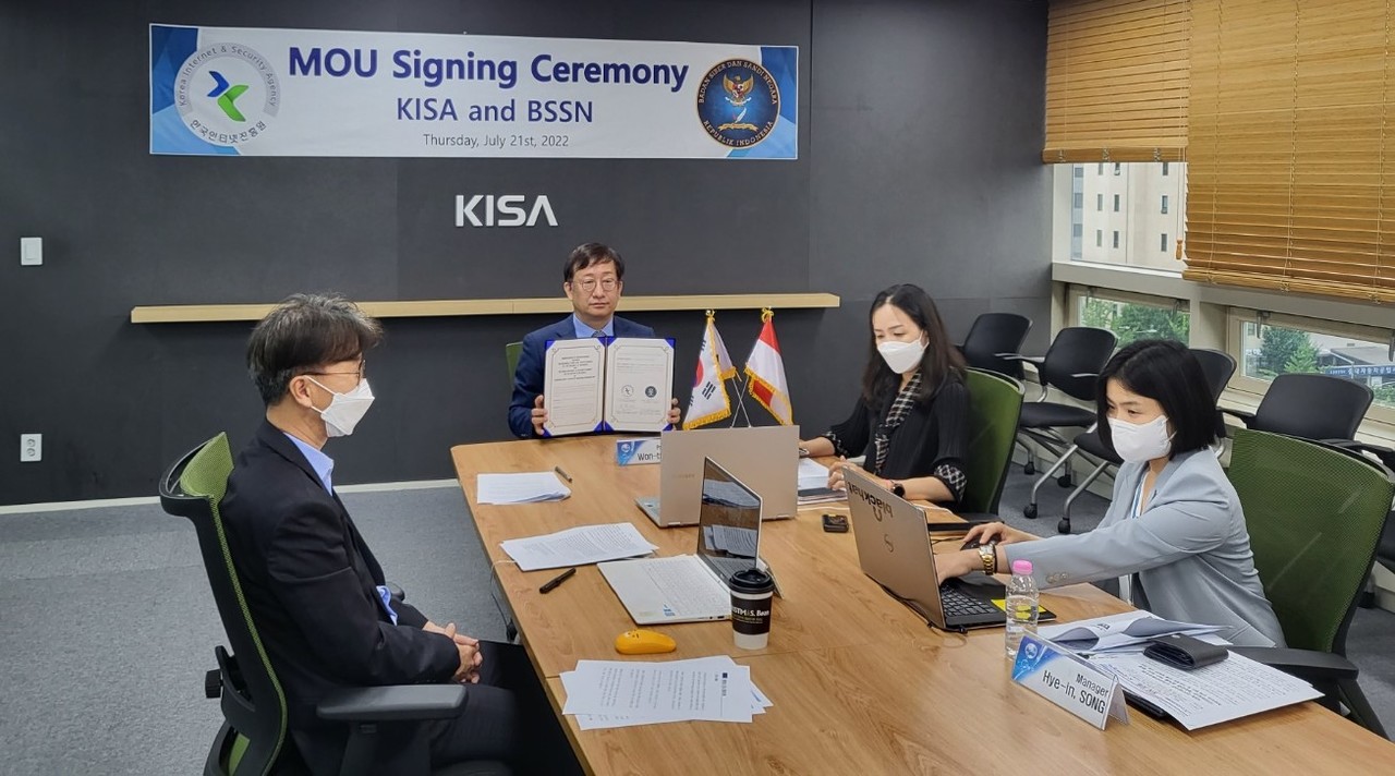 온라인으로 개최된 'KISA-인도네시아 국가사이버암호원 사이버보안 분야 역량강화를 위한 공동협력 및 교류체계 구축 협약식' 체결 현장 (사진=한국인터넷진흥원 제공).