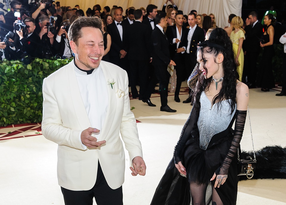 일론 머스크(Elon Musk)와 그리암스(Grimes)가 뉴 메트로폴리탄 미술관에서 열린 '2018 메트로폴리탄 미술관 의상 연구소 베네피트 갈라'에 참석하고 있다. (사진=셔터스톡)