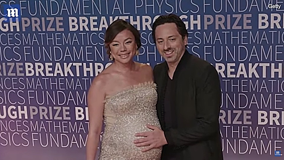 섀너핸 임신 당시 브린과 함께 Breakthrough Awards에 참석하고 있다.(사진=유튜브)