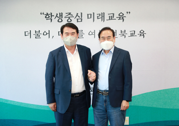 서거석 전북도교육감과 이정선 광주광역시교육감이 양 시·도간 교육협력에 적극 나서기로 했다. 왼쪽부터 이정선 광주시교육감, 서거석 전북교육감. (사진=전남도교육청 제공).