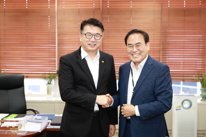 전라중학교의 에코시티 이전에 따른 신축공사가 지난 18일 착공한 가운데 서거석 전북교육감이 이전부지 활용 계획 변경을 교육부에 요청했다. 왼쪽부터 서거석 전북도교육감, 장상윤 차관. (사진=전북도교육청 제공)