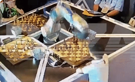 지난주 러시아 모스크바 체스 대회에서 로봇이 상대 선수인 소년의 손가락을 움켜쥐고 있는 모습. (영상=바자 텔레그램)
