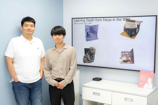 지스트 AI대학원 전해곤 교수(왼쪽)와 석박통합과정 원창연 학생 (사진=지스트 제공)