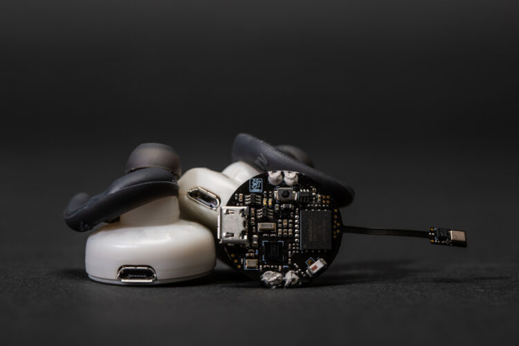 3D 인쇄된 이어버드 인클로저 앞에 있는 클리어버드 하드웨어(둥근 디스크)다.(사진=워싱턴대학교)