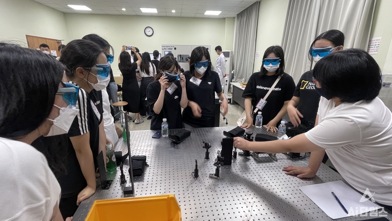 전북여자고등학교 학생들이 광주과학기술원(지스트·GIST) 고등광기술연구소에서 빛의 특성 및 현상에 관한 실습을 하고 있다. (사진=지스트 제공).
