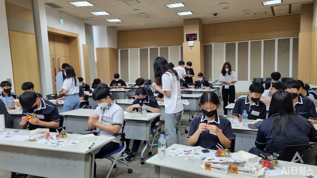 경암중학교 학생들이 지스트 사회공헌단 '피움'과 함께 '자율주행자동차 만들기'를 진행하고 있다. (사진=지스트 제공)/.
