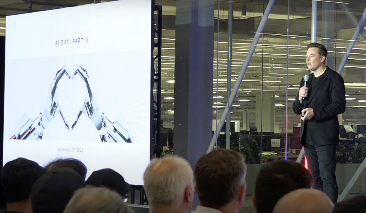 주주 설명회에서 로봇 소개하는 일론 머스크(사진=테슬라 유튜브 캡처)