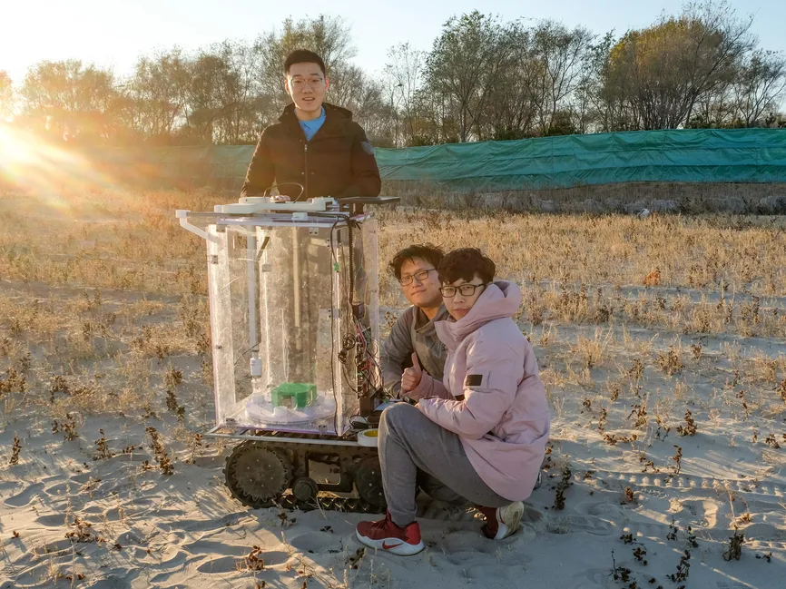 이 개발자들은 나무 심기 프로세스를 자동화하기 위해 사막 로봇용 패들패들을 사용했다.(사진=바이두)