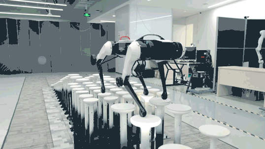 말뚝을 밟으면서 장애물을 건너는 로봇개 맥스(Max). (사진=Tencent).