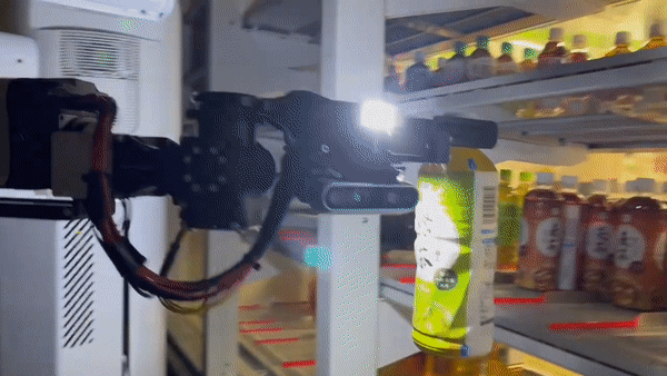 인공지능(AI) 로봇이 비어있는 냉장고 선반에 음료를 채워넣고 있다. (영상=Telexistence Inc. 유튜브).