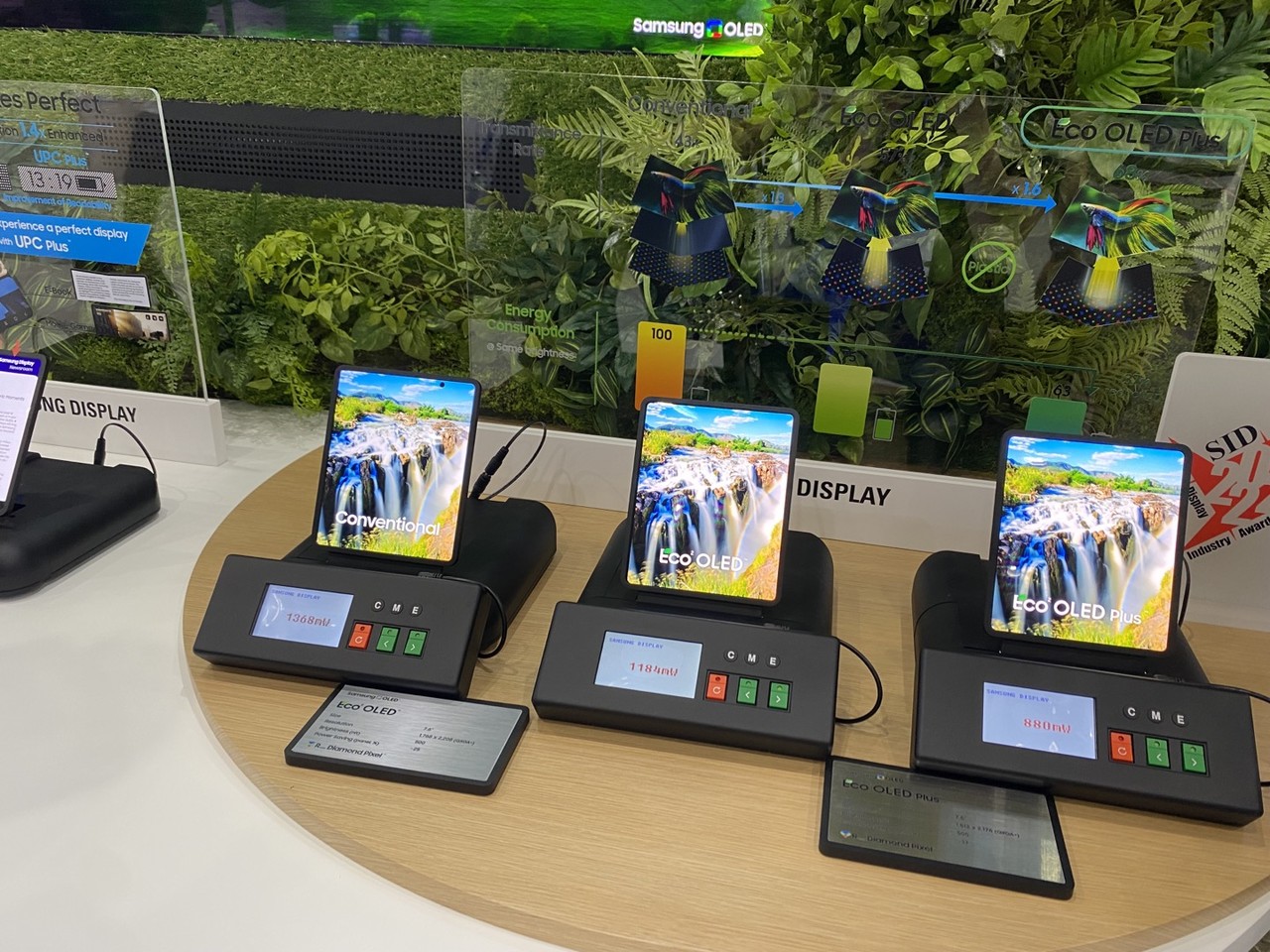 디스플레이에 사용한 유리를 버리지 않고 재활용해서 다시 디스플레이 제작하는 데 쓴다. (사진=김미정 기자)