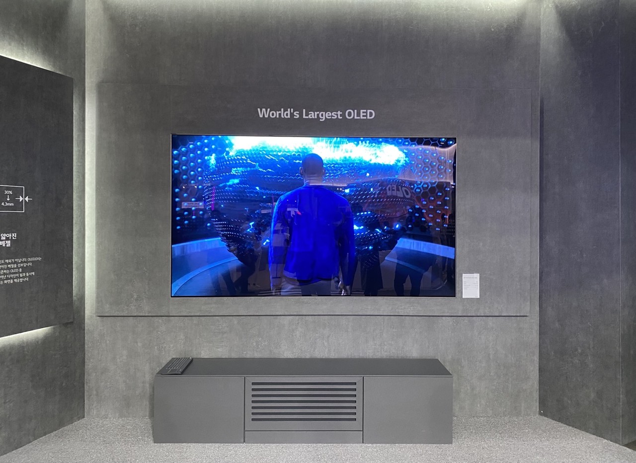 세계에서 가장 큰 OLED 화면. 92인치다. (사진=김미정 기자)