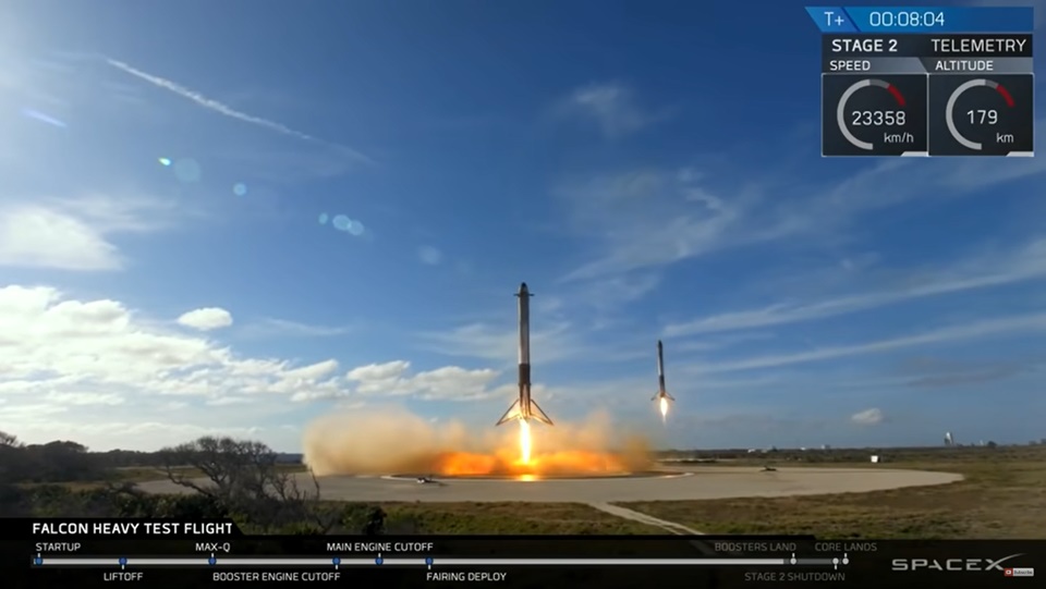 스페이스X의 로켓이 다시 돌아와 목표지점에 안착하고 있다.(사진=SpaceX공식 유튜브 채널)