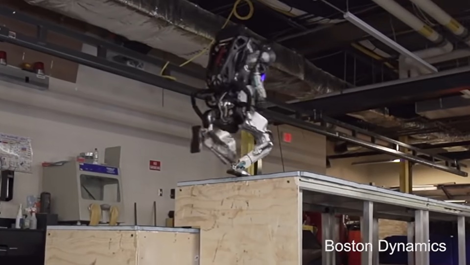 보스턴 다이나믹스(Boston Dynamics)의 아틀라스가 삼단으로된 장애물을 가볍게 뛰어 넘고 있다.(사진=Boston Dynamics 공식 유튜브 채널)
