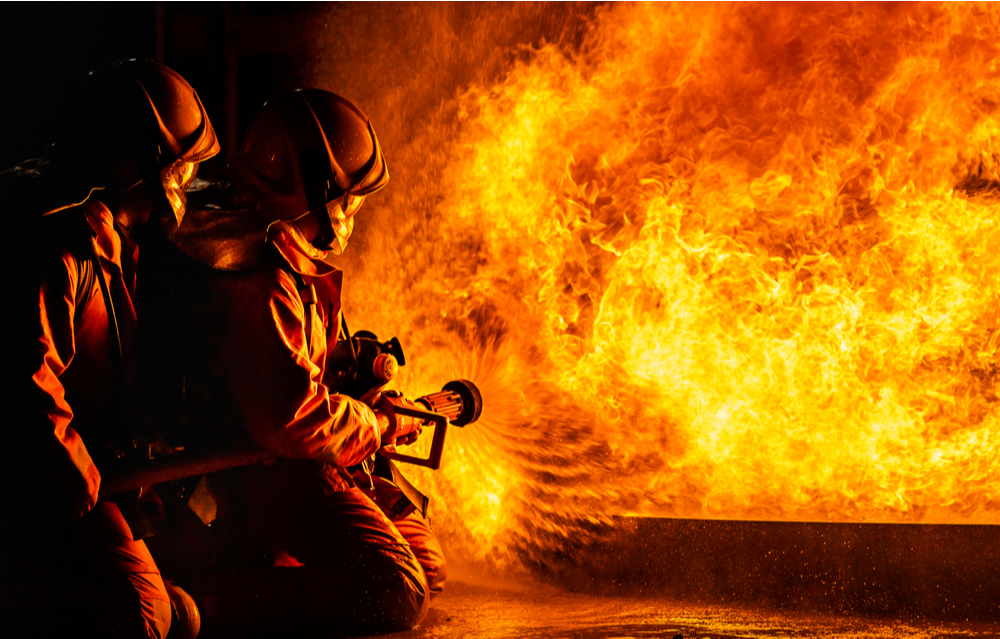 화재 진압하는 소방관 생명을 지키는 인공지능(AI) 기술이 나왔다. (사진=셔터스톡)