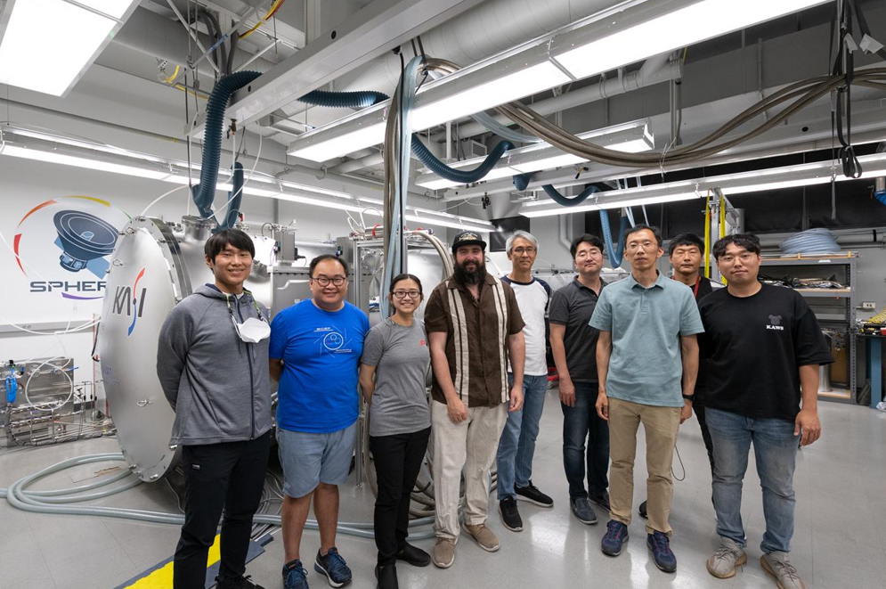 SPHEREx 검교정 장비 개발에 참여한 연구진. (사진=과기정통부)