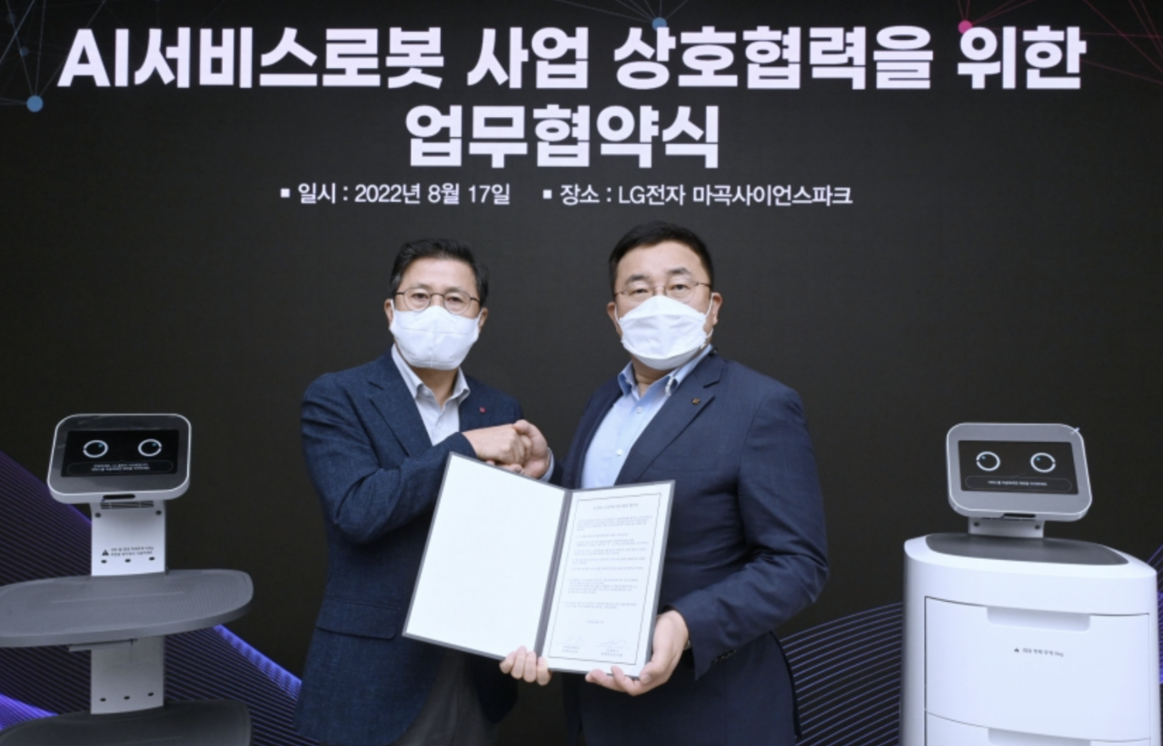 (왼쪽) 장익환 LG전자 BS사업본부장과 (오른쪽) 송재호 KT AIDX융합사업부문장. (사진=LG전자)