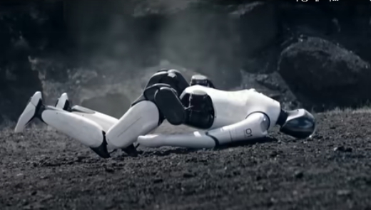 보샤오미 로봇 사이버원이 넘어질 경우 혼자 일어설 수 없다는 지적이 나왔다. (사진 : 샤오미 사이버원 홍보 영상 캡처)