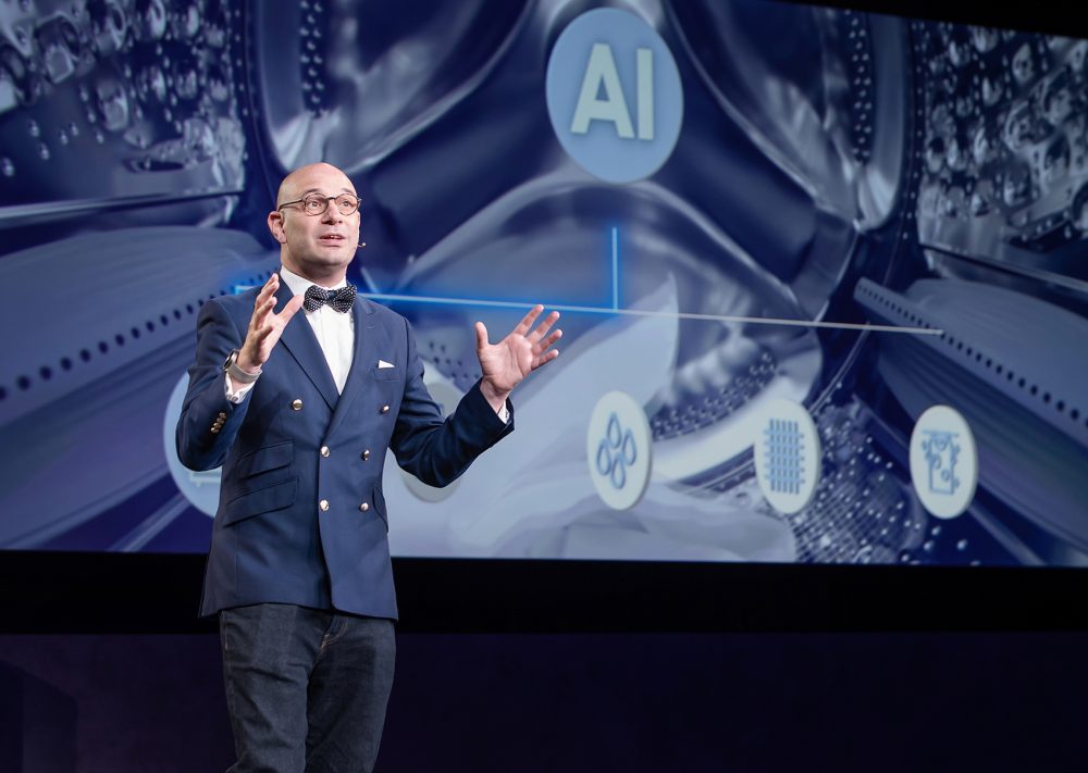 삼성전자 유럽총괄 최고마케팅책임자 벤자민 브라운이 프레스 컨퍼런스에서 AI 기술이 이끌 '스마트싱스'의 개념을 설명하고 있다. (사진=삼성전자)