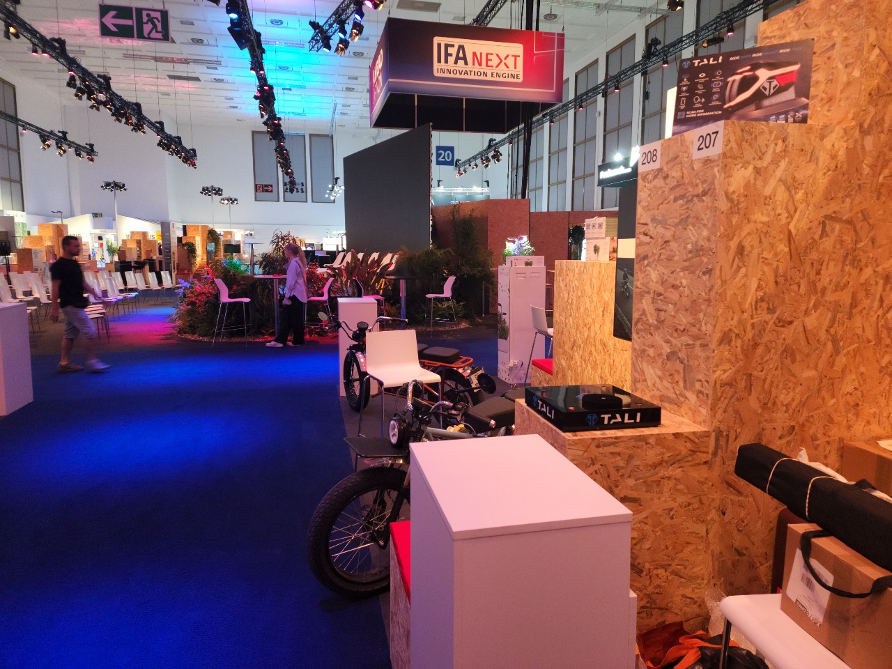 개막 직전 관람객들을 기다리며 막바지 정리 작업 중인 IFA 내부.  