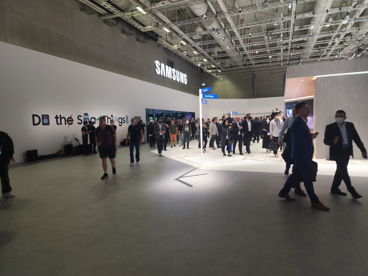 IFA 2022 최고 인기관은 역시 삼성전자관이었다. 줄을 서 대기하던 관람객들이 오픈과 동시에 삼성전자관으로 몰려들고 있다.