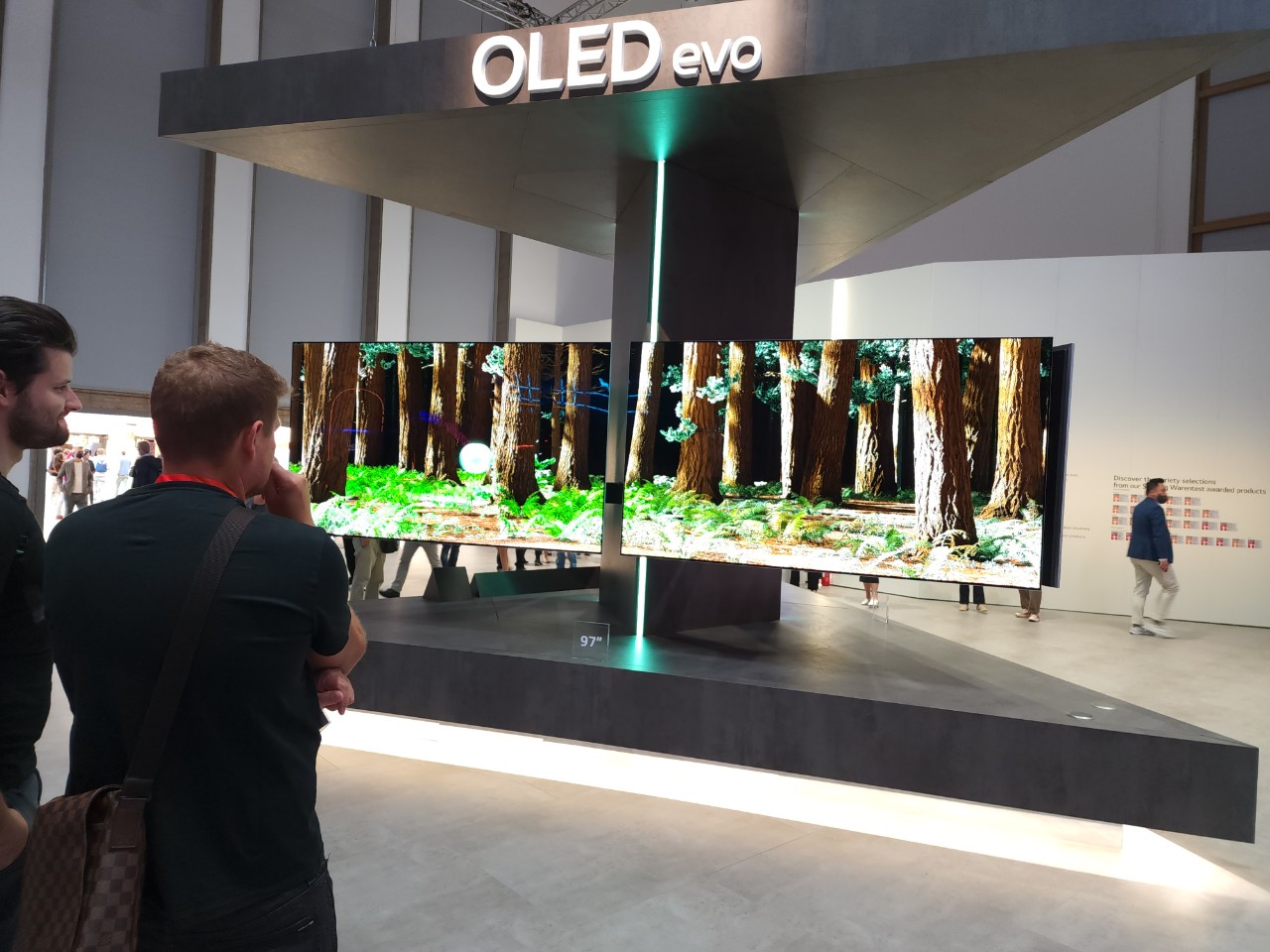 LG전자가 '세계 최대 올레드 TV'라고 강조한 97형 올레드 에보(OLED evo). 