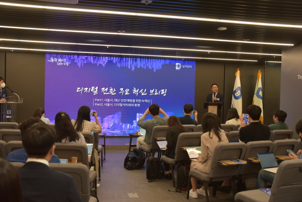 강요식 이사장이 7일 서울스마트시티센터에서 AI 혁신 기술을 발표하고 있다. (사진=서울디지털재단)