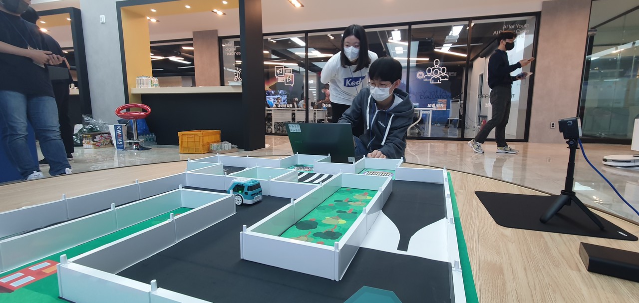 중학생 대상으로 처음 개최된 AI 자율주행 경진대회 장면 (사진=광운인공지능고)