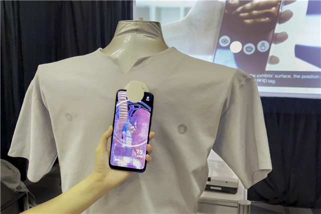 원더스코프를 이용, 인체 모형 속 장기의 모습을 보여주고 있다. (사진=KAIST)