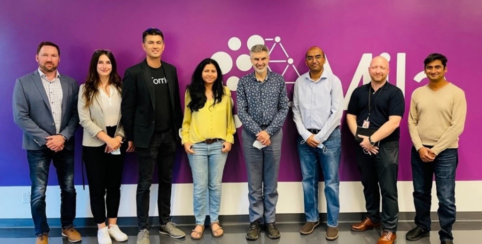 인텔과 요수아 벤지오 교수(오른쪽 4번째)가 이끄는 밀라 연구원들이 포즈를 취하고 있다. (사진=인텔 블로그)