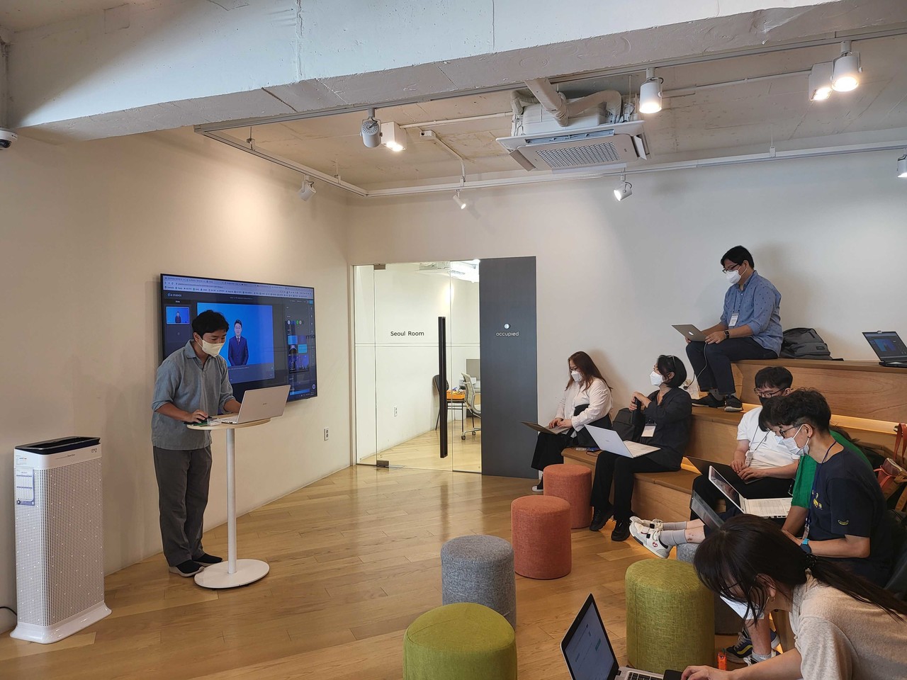 교육 중인 딥브레인AI 모습. (사진=딥브레인AI)