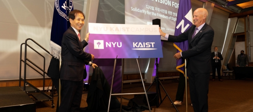 이광형 KAIST 총장(왼쪽)과 앤드류 해밀턴 NYU 총장이 현판전달식에서 포즈를 취하고 있다. (사진=KAIST)