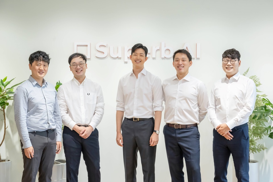 슈퍼브에이아이의 공동창업자 일동 (좌부터)이종혁, 이정권(CTO), 김현수(CEO), 이현동, 차문수 (사진=슈퍼브에이아이)