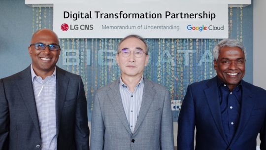 토마스 쿠리안 구글 클라우드 CEO(왼쪽부터)와 LG CNS 김영섭 사장, 구글 클라우드 우메시 베무리 부사장이 DTP 체결후 기념 촬영을 하고 있다. (사진=LG CNS)