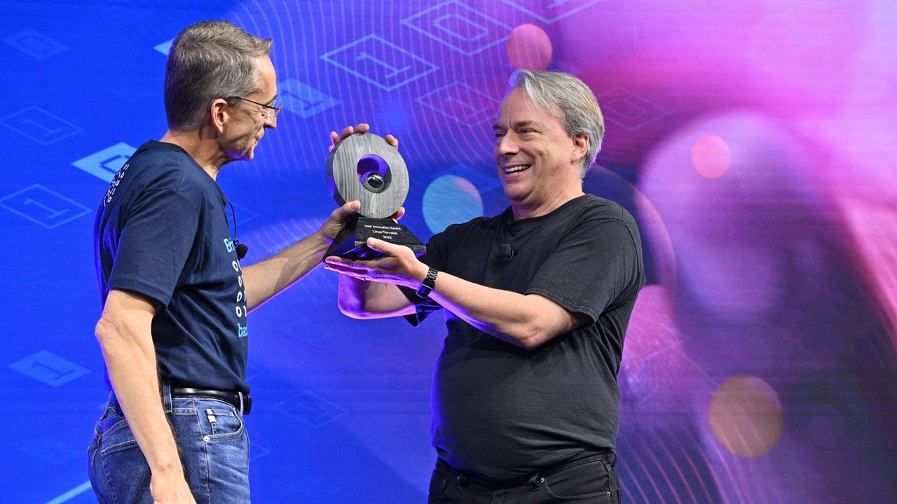  리누스 토르발스(오른쪽)가 갤싱어 CEO로부터 '혁신상' 트로피를 전달받고 있다. (사진=인텔).