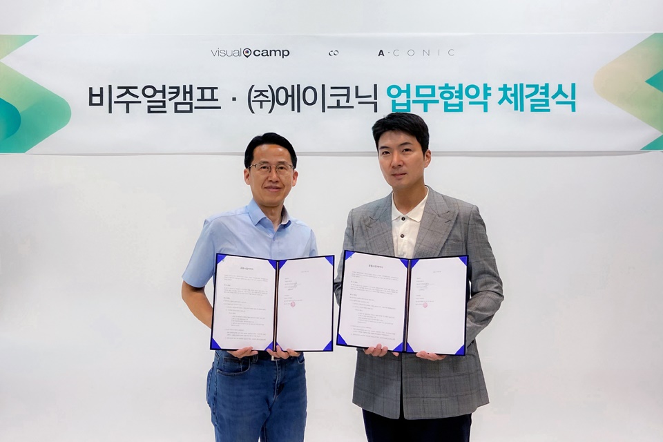 비주얼캠프 석윤찬(좌) 대표와 에이코닉 김규식 대표가 협약 체결 후 기념 촬영을 하고 있다. (사진=비주얼캠프)