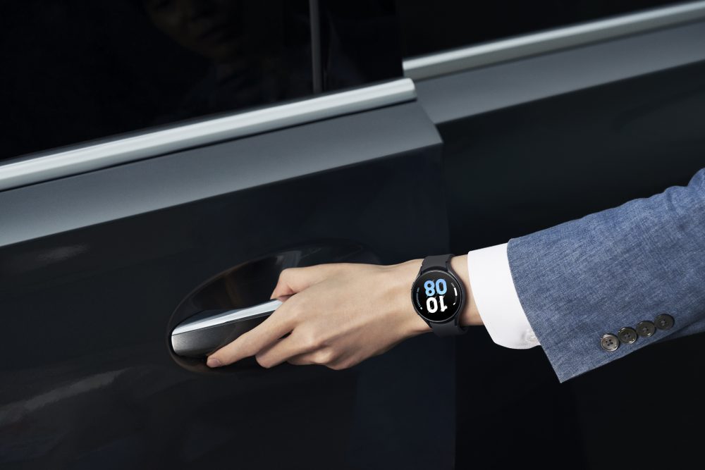 갤럭시 워치5 사용자가 자동차 문을 여는 장면 (사진=삼성전자)