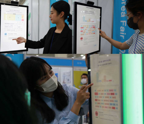 미디어젠 개발진이 지난달 22일 열린 '2022 에듀테크 코리아 페어'에 참가해 솔루션을 선보이고 있다. (사진=미디어젠)