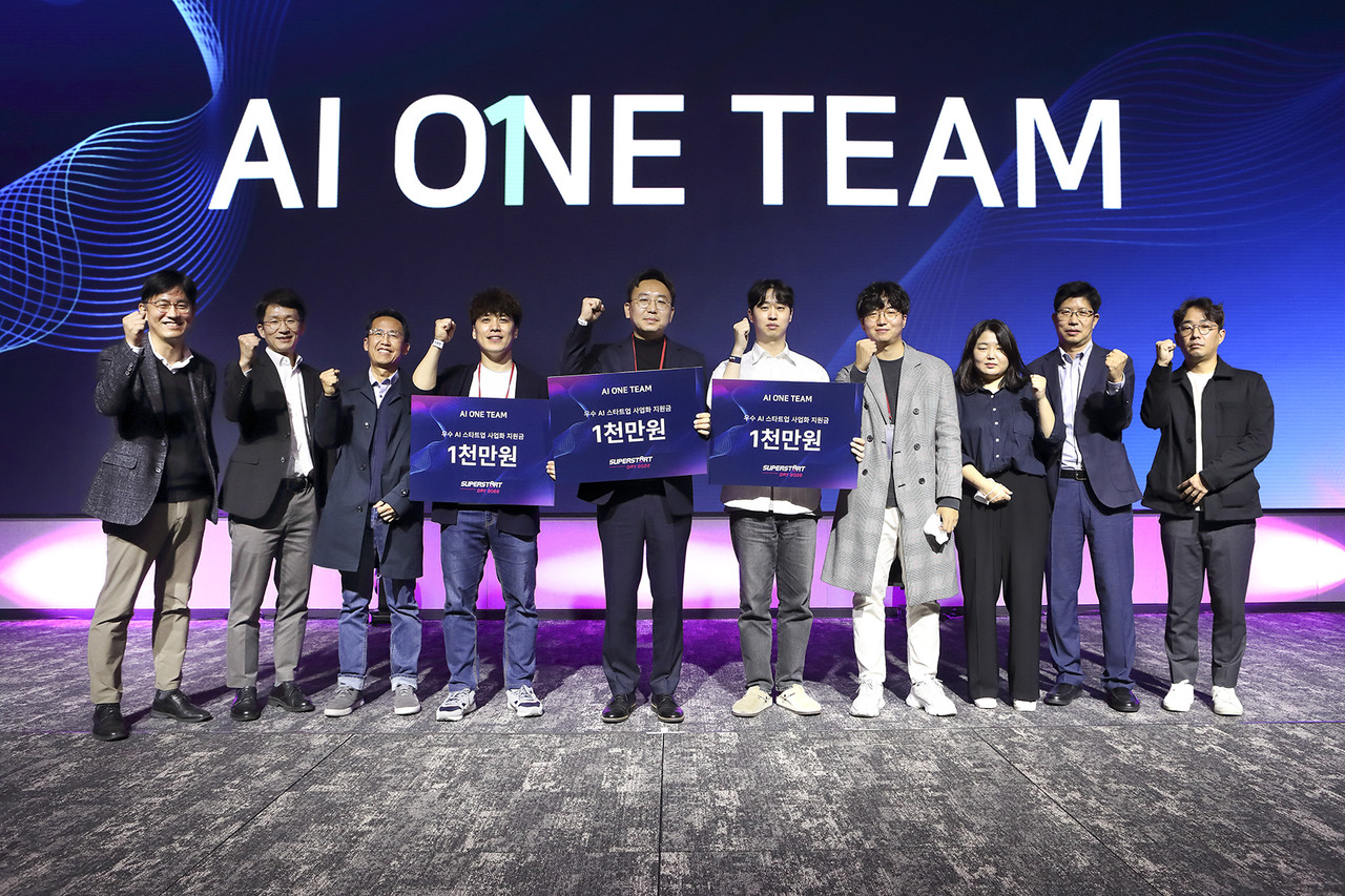 AI 원팀 멤버들과 우수 스타트업 3개사가 오픈이노베이션 행사에서 포즈를 취하고 있다. (사진=KT)