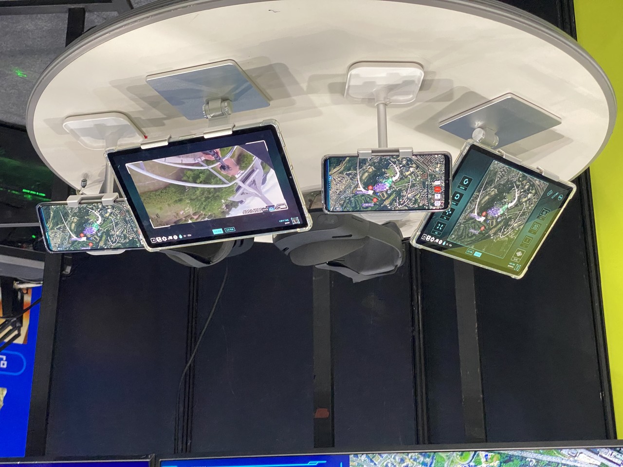 지휘통제실 병사가 AR 홀로렌즈를 장착하면, 3차원으로 가상 지휘통제실을 볼 수 있다. 