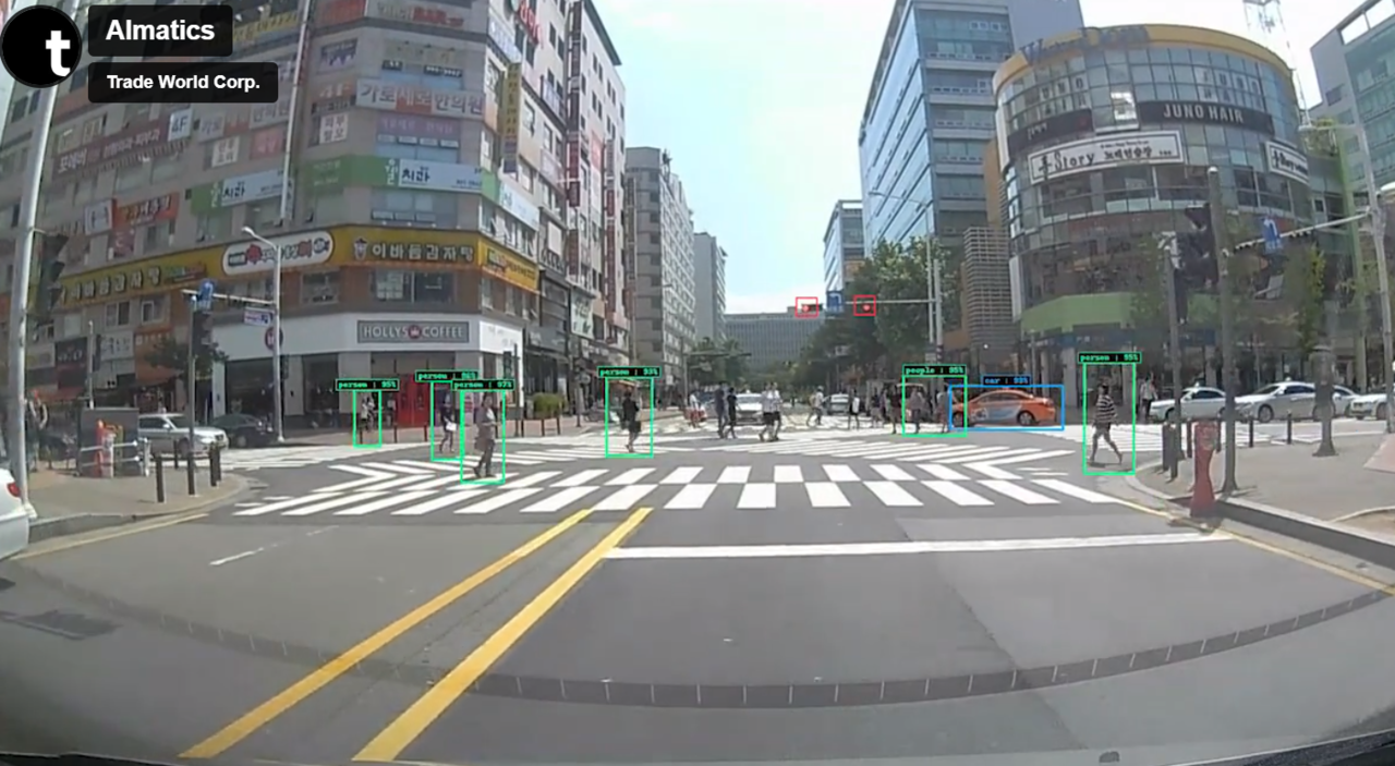 차량 외부 AI카메라가 객체를 인식하는 모습 (사진=에이아이매틱스 홈페이지 캡처)