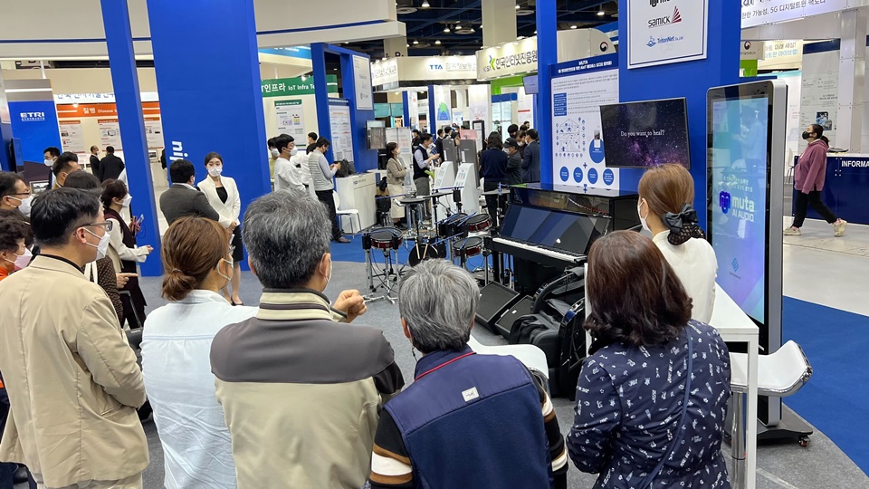 이모션웨이브가 19일 AIoT 국제전시회장에서 홈 엔터테인먼트 환경을 위한 AIoT 메타버스 오디오 플랫폼을 소개하고 있다. (사진=이모션웨이브)