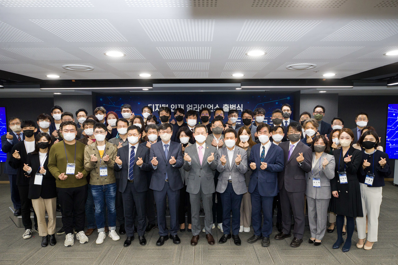 이종호 장관(가운데)과 기업, 대학, 협회, 정부, 청년 멘토 등 관계자 50명이 디지털 인재 얼라이언스 출범식에 참석해 포즈를 취하고 있다. (사진=과기정통부)