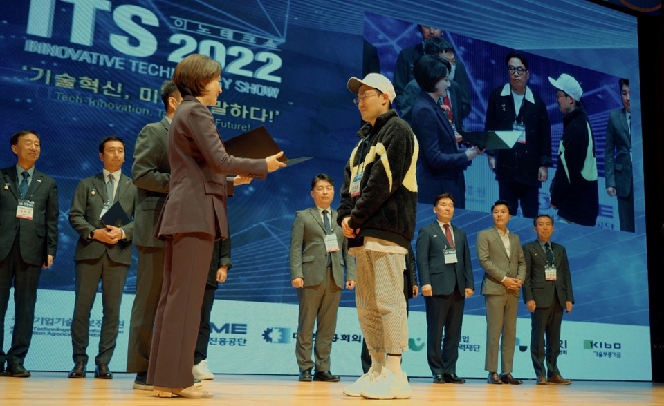 이수민 웨인힐즈 대표(오른쪽) 대표가 이영 중기부 장관으로부터 국무총리 표창을 수상하고 있다. (사진=웨인힐스브라이언트A.I)