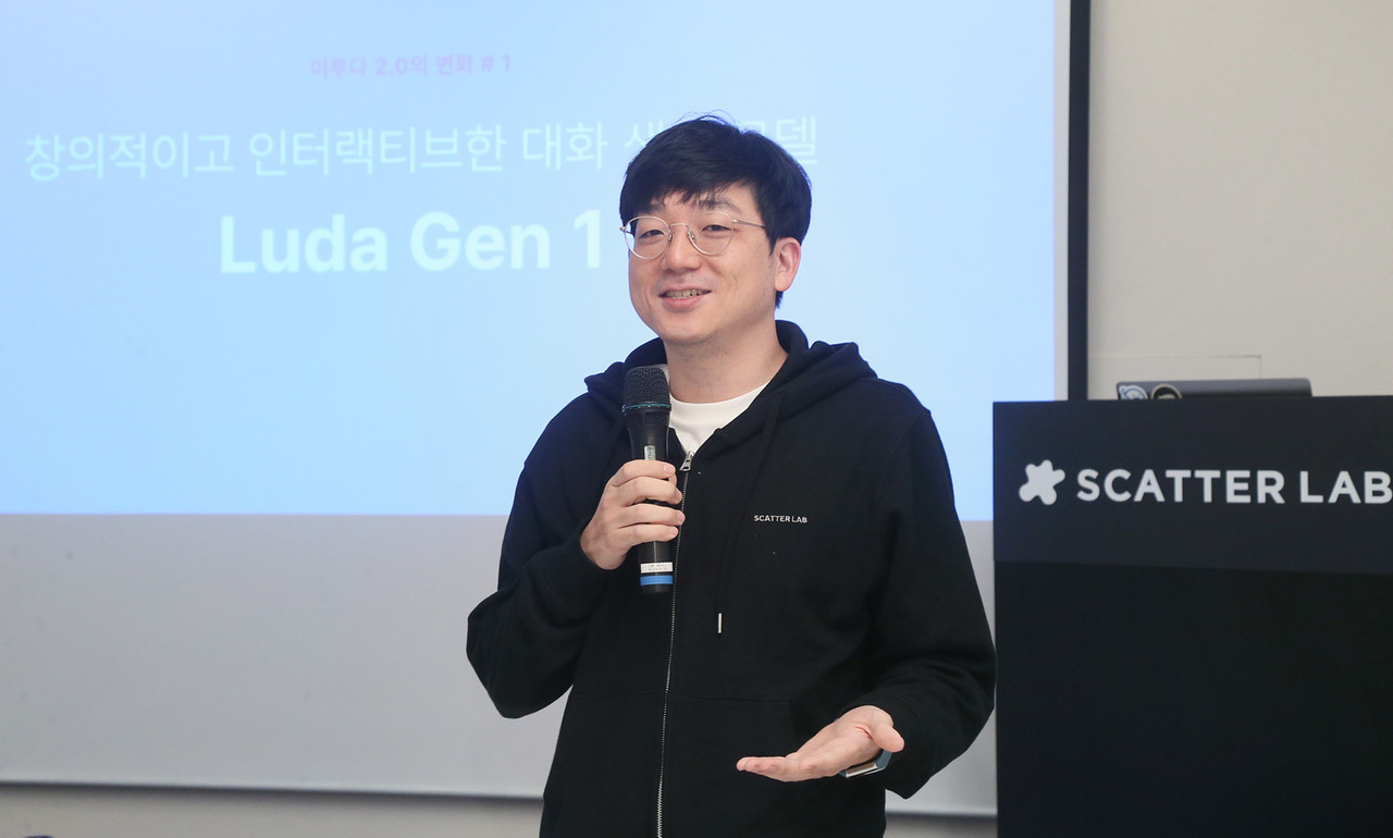 김종윤 대표가 행사에서 이루다2.0의 정식 출시를 알리고 있다. (사진=스캐터랩)