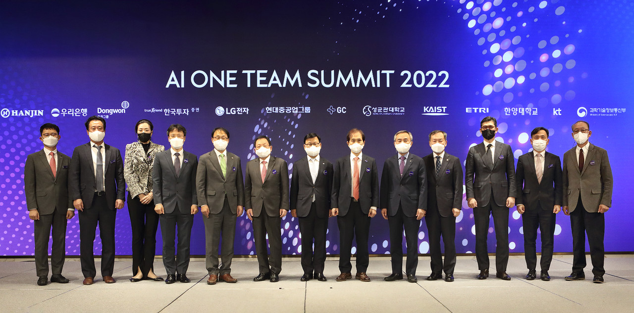 AI 원팀 멤버들이 25일 서밋 2022 행사를 갖고 비전을 발표했다. (사진=KT)